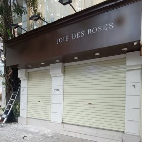 Cửa cuốn kéo tay giá bao nhiêu